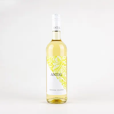 Antal Pincészet Cserszegi fűszeres palackja
